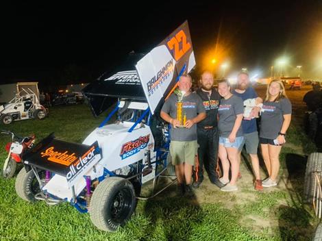 Chase Fischer Back in Victory Lane with POWRi Midwest Lightning Sprints