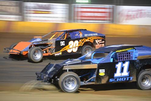 "Sunset Speedway in Banks brings family-friendly atmosphere to auto racing" by Clare Lennon