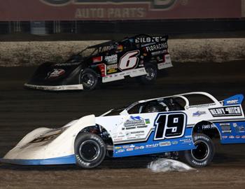 Dustin Sorensen battling Kyle Larson at the Wild West Shootout at Vado (N.M.) Speedway Park in January 2024. (Terry Page image)