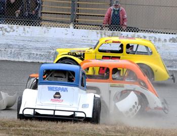 #8 Scott Taylor spins in the Legends division