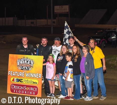 GILBERT BREAKS THROUGH FOR OUTLAW MIDGET WIN AT VALLEY