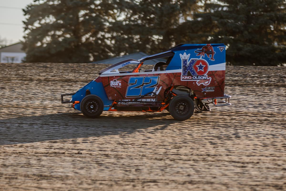 HALLGREN CRUISES TO DACOTAH SPEEDWAY VICTORY