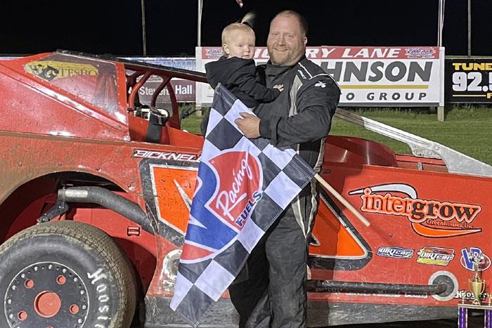 Billy Dunn Returns To Dominant Form Celebrating His 100th Modified Win At Can-Am
