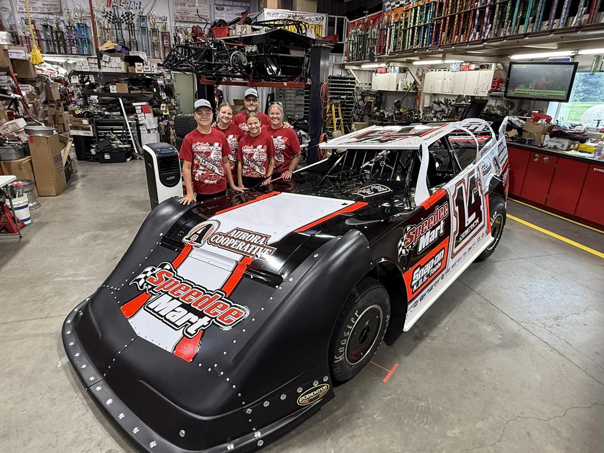 Kyle revealing a brand new Lazer Chassis Late Model.