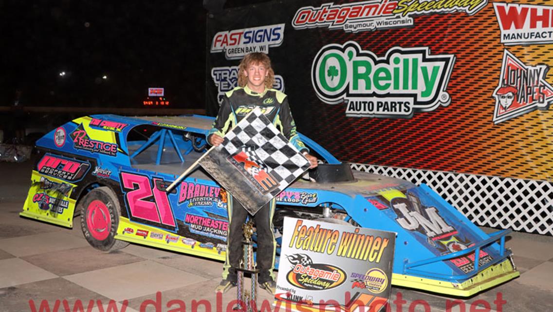 Rookie Cole Czarneski races to his first IMCA Modified win