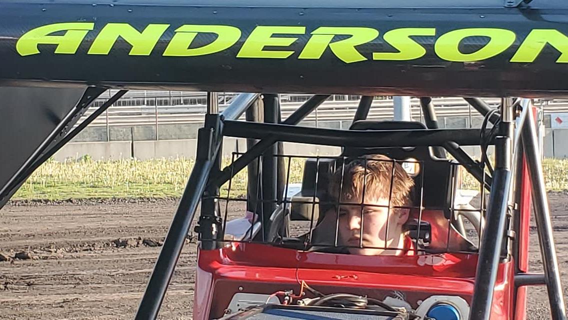 Turning laps at Knoxville Raceway