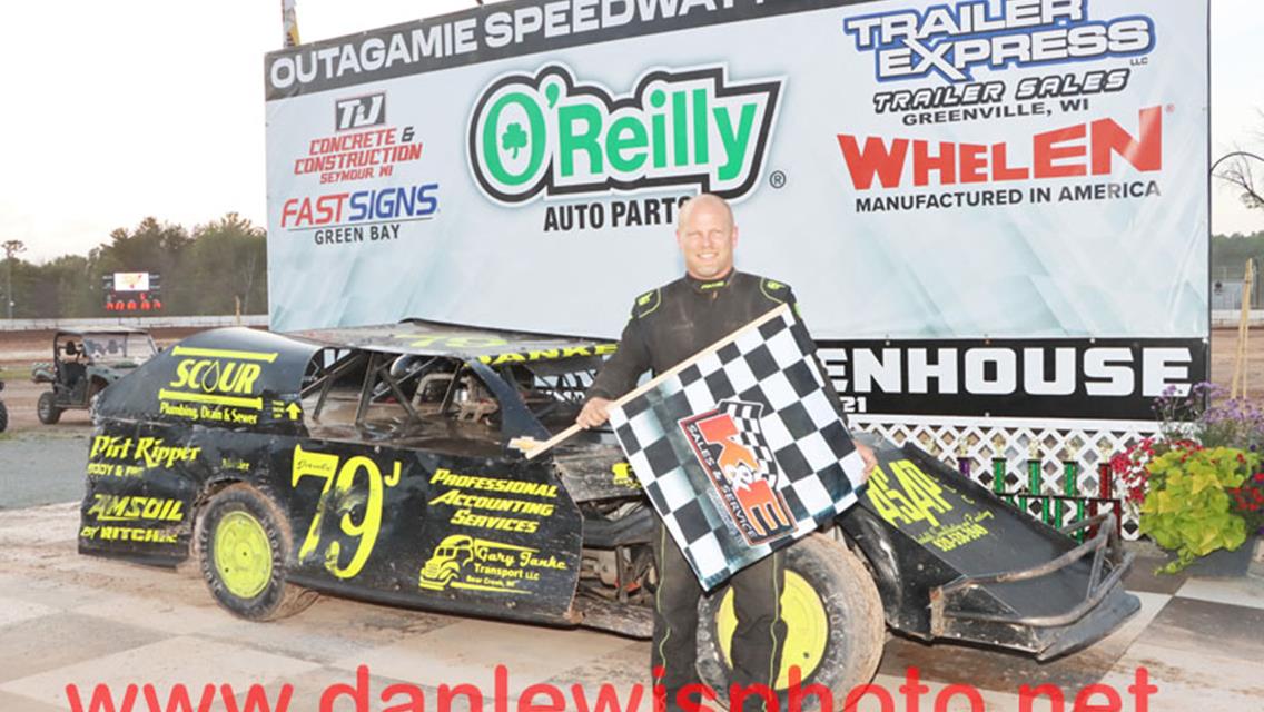 MIKE MULLEN FLIES TO OUTAGAMIE LATE MODEL WIN