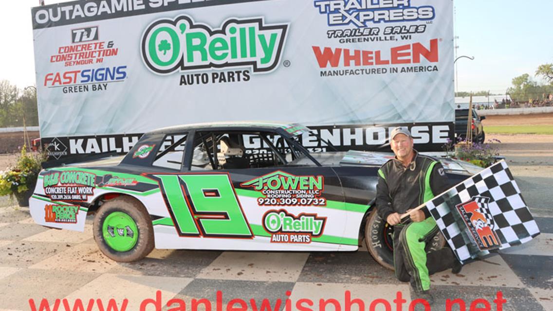 MIKE MULLEN FLIES TO OUTAGAMIE LATE MODEL WIN