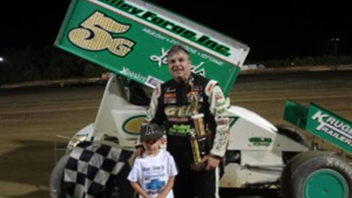 CURT MICHAEL SURVIVES LAST TURN TANGLE TO WIN IN URC SPRINT CARS