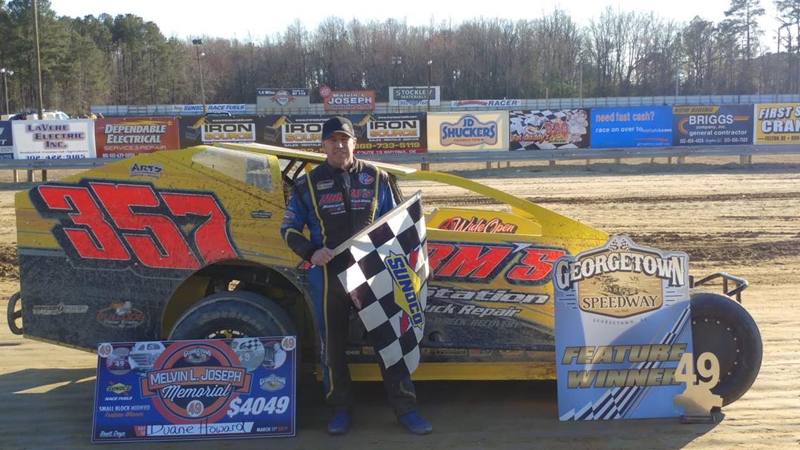 Duane Howard Leads Georgetown Sunday Winners with $4,049 Small-Block Modified Triumphï»¿