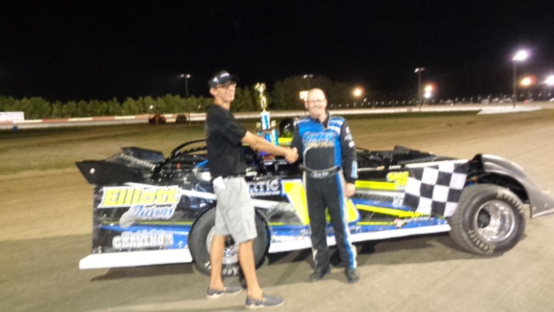 SPARKY WHITE MAKES LATE RACE PASS TO WIN IN RUSH CRATE LATE MODELS