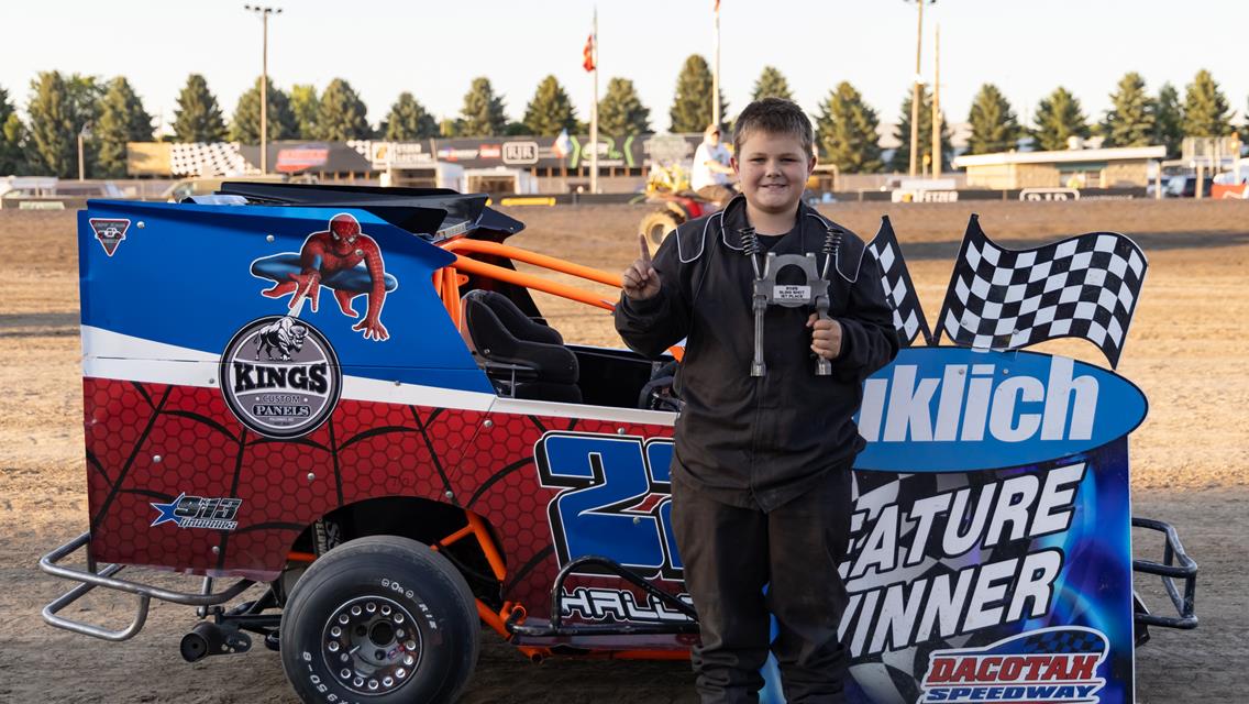 HALLGREN HOLDS OFF DAVENPORT FOR VICTORY