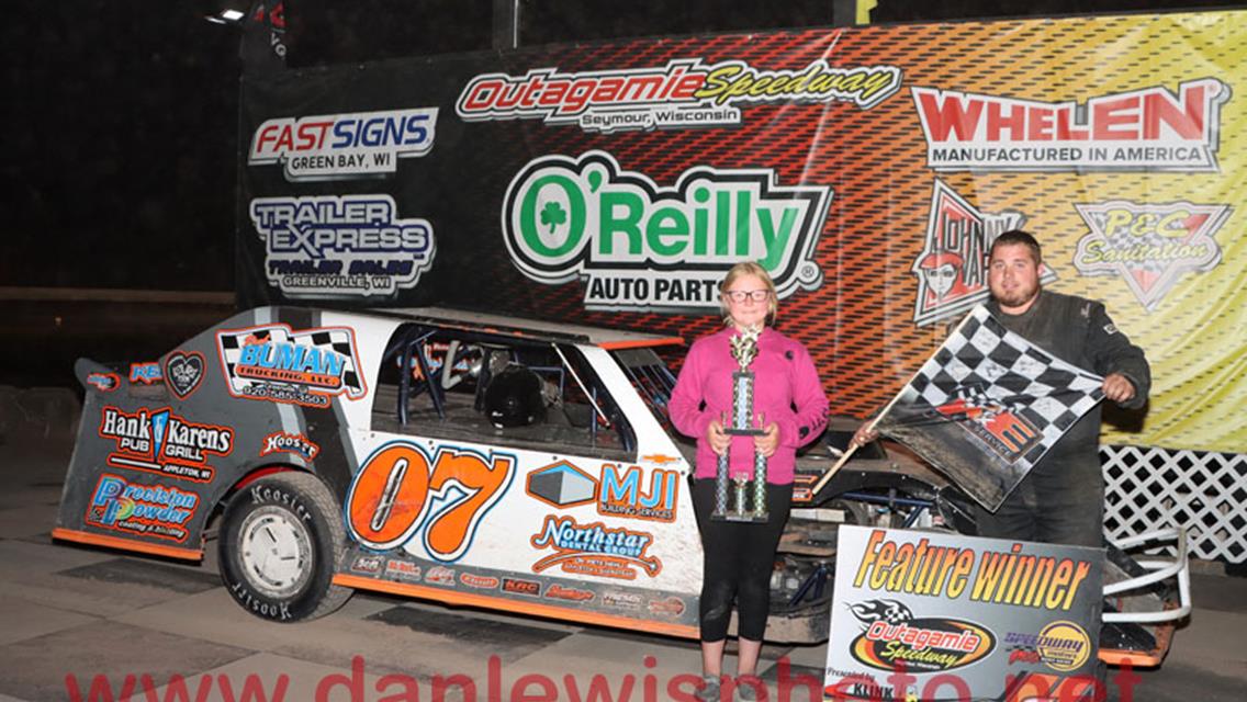 Rookie Cole Czarneski races to his first IMCA Modified win