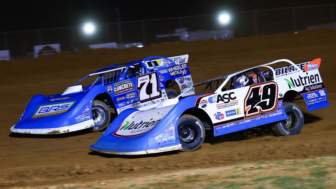 Hudson O&#39;Neal (71) and Jonathan Davenport (49) battle for the lead at Brownstown Speedway on Sept. 25.