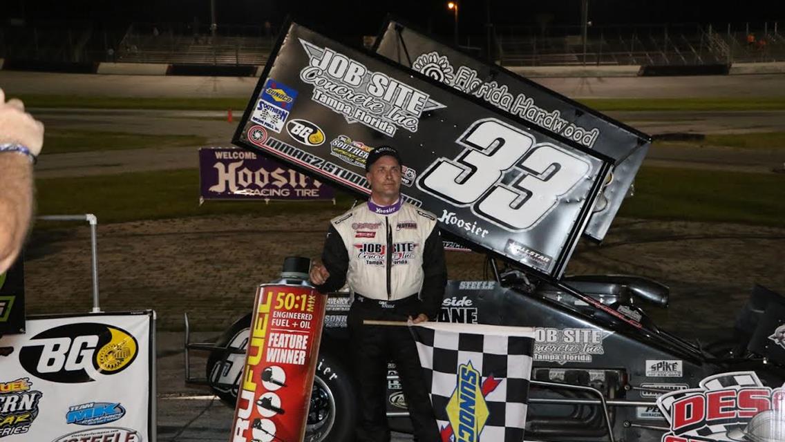 Steele dominates sprint feature at Desoto