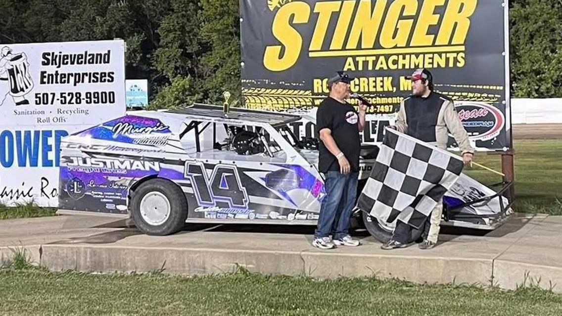 Caden Neisus claimed a USRA B-Mod victory at Chateau Speedway on Friday, August 8.