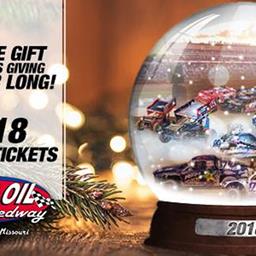 Looking for last-minute Christmas gifts? Lucas Oil Speedway 2018 season passes, gift cards available