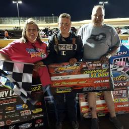 LOGAN ROBERSON WINS A WILD HOVIS RUSH LATE MODEL FLYNN’S TIRE TOUR EVENT AT WINCHESTER TO EARN HIS 2ND 3C GRAPHIX “BATTLE OF THE BAY” SPEEDWEEK CHAMPI