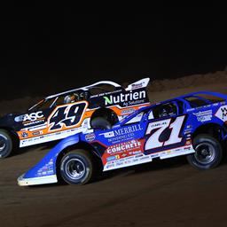 Jonathan Davenport (49) and Hudson O&amp;#39;Neal (71) battle at Spoon River Speedway on May 7, 2025
