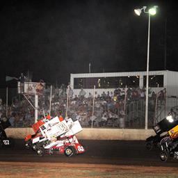 The green flag flies on Saturday night&amp;#39;s ASCS Sooner vs. ASCS Warrior main event at Springfield Raceway. (Lonnie Wheatley)