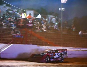 Bobby Pierce collected a $4,000 triumph with the World of Outlaws (WoO) CASE Late Model Series on Friday night at Ultimate Motorsports Park (Elkins, N.C.) with his No. 32 Vic Hill Race Engine Super Late Model.