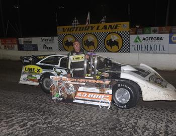 Scott Ward bagged the $3,000 winner’s check in Saturday night’s WISSOTA Late Model Agtegra Big Buck Nationals at South Dakota’s Brown County Speedway.