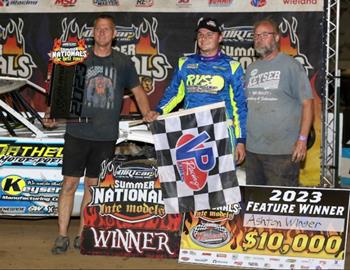 Ashton Winger continued his hot streak on the DIRTcar Summer Nationals with a Saturday night, July 8 $10,000 triumph at Highland (Ill.) Speedway. (Terry Page image)