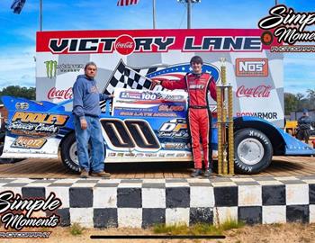 Wil Herrington registered a $5,000 victory in the 602 Late Model portion of the 2022 National 100 at East Alabama Motor Speedway (Phenix City, Ala.) aboard the David Poole Motorsports Rocket Chassis. *(Simple Moments Photography)*