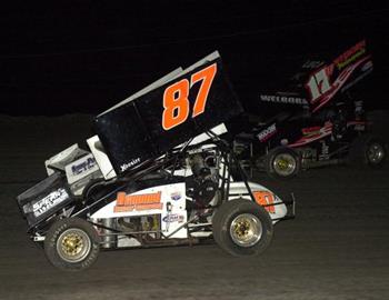 Billy Melton (87x) battles with Kevin Ramey and Brad Welborn (17w) in the feature