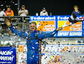 Dennis Erb Jr. completed the sweep of the World of Outlaws (WoO) Late Model Series weekend at Federated Auto Parts Raceway at I-55 (Pevely, Mo.) on Saturday night with a $20,000 victory. (Jacy Norgaard image)