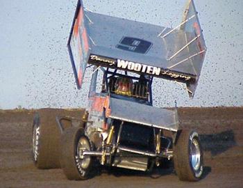 Gary Wright kicks up the clay at Paris Motor Speedway