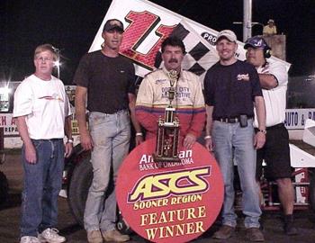 Garry Lee Maier and crew in victory lane