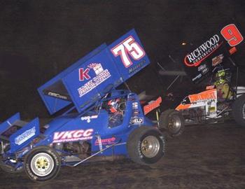 Jesse Hockett (75) slides in front of Gary Wright