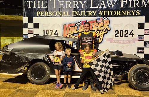 Pierce McCarter grabs Modified checkered flag at Volunteer Speedway