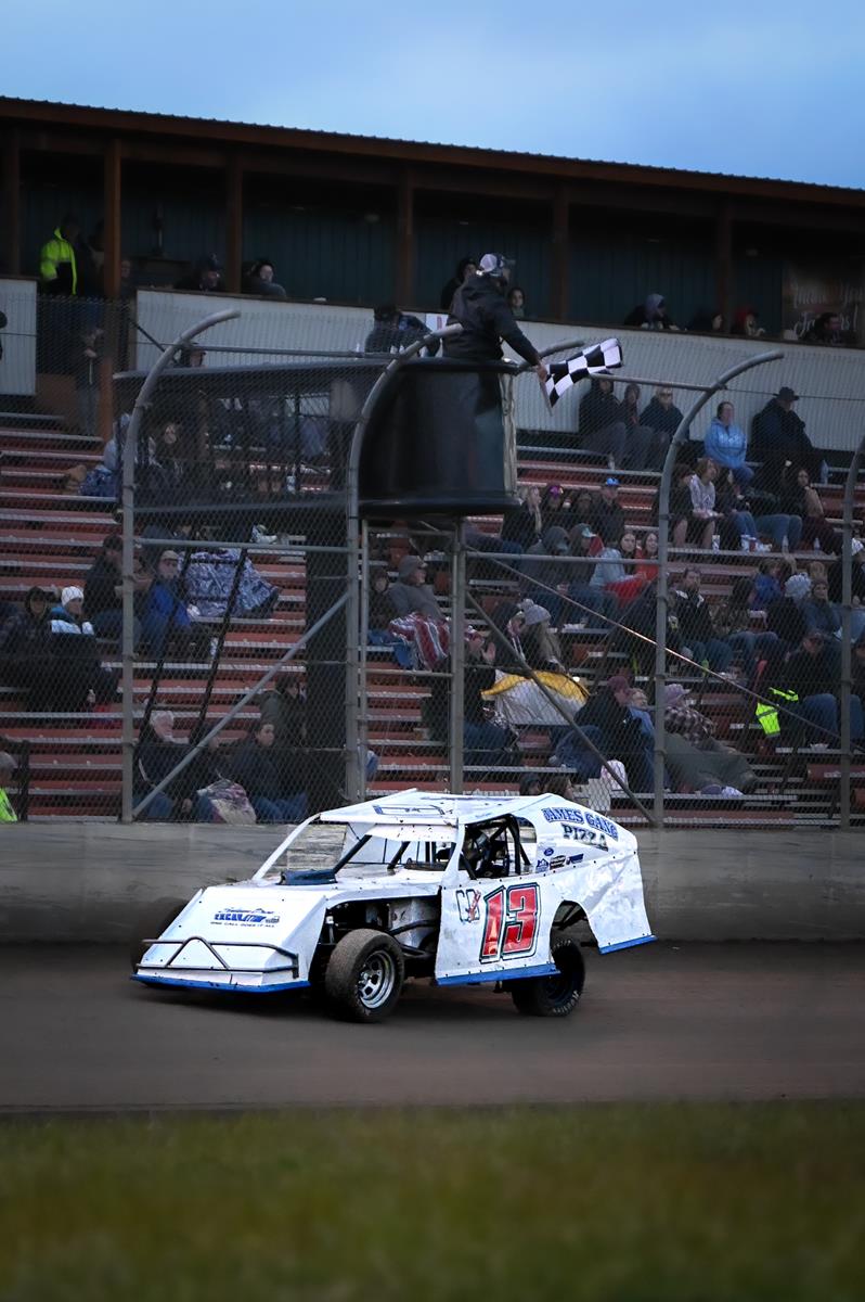 IMCA Modifieds Sizzle Season Opener at Willamette Speedway