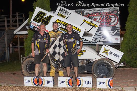 THIEL SURVIVES LATE RACE CHALLENGE FOR VICTORY IN BUMPER TO BUMPER IRA SPRINT ACTION AT ANGELL PARK!