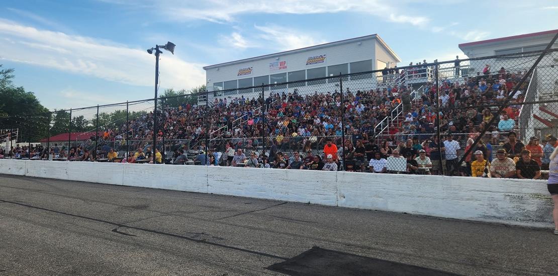 Packed house sees DeLong win three and Burton two...