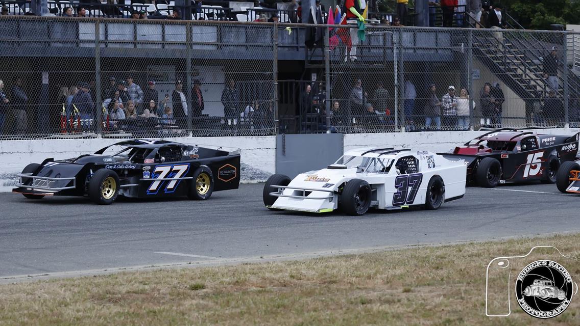 Upstate Modifieds And Bombers Visit Redwood Acres Raceway Saturday
